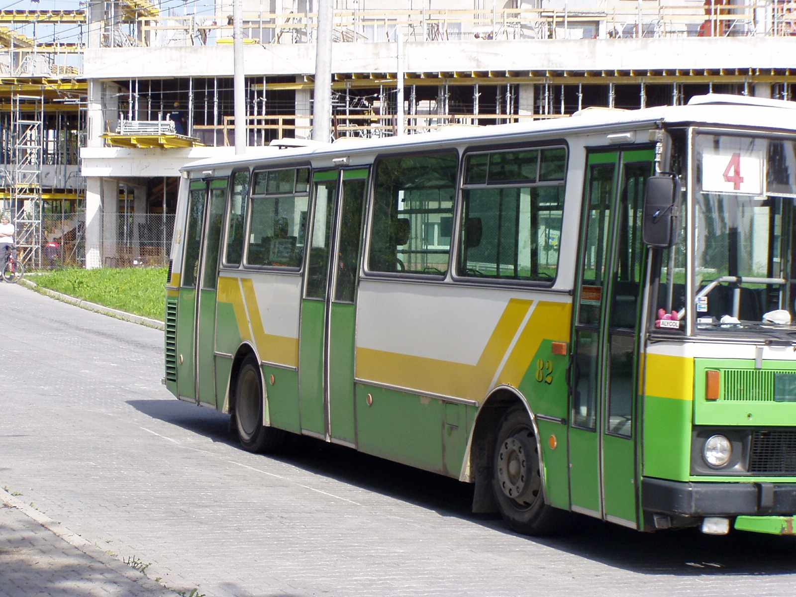 autobus82 na L.4.JPG